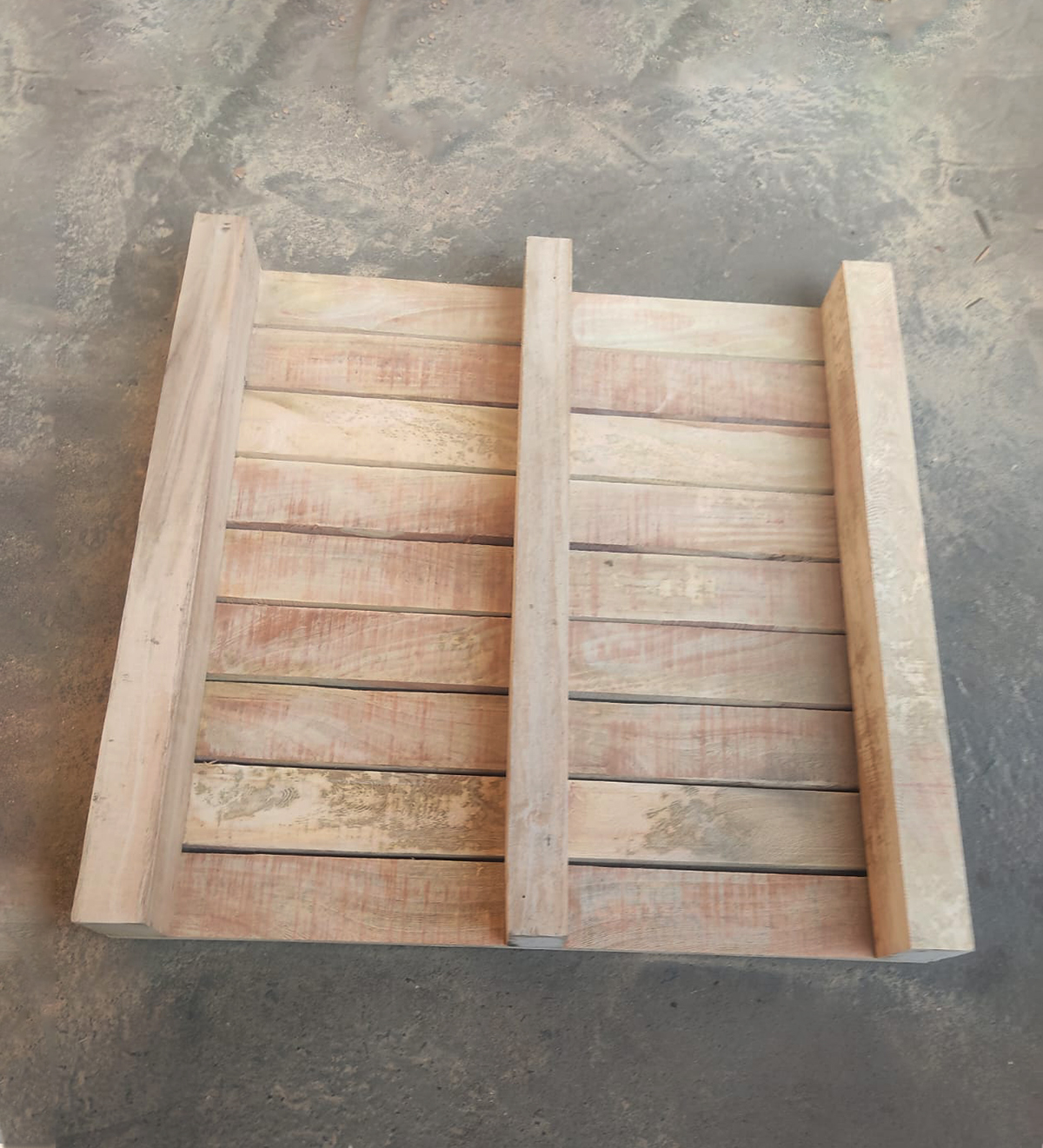 Two-way wooden pallet - Side view