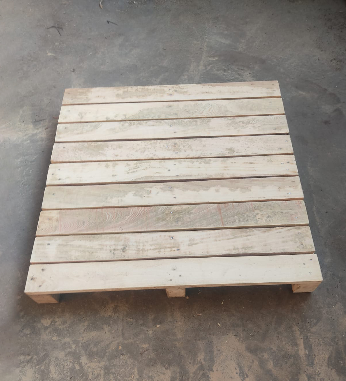 Two-way wooden pallet - Front view